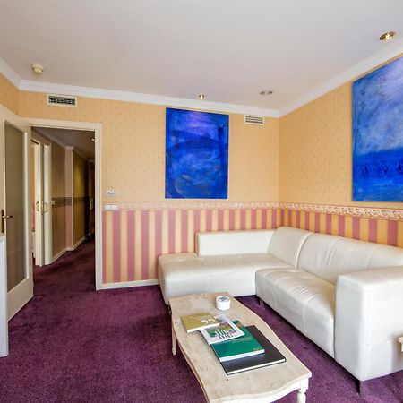 Eurostars Araguaney Hotel Santiago de Compostela Bilik gambar A suite at the hotel