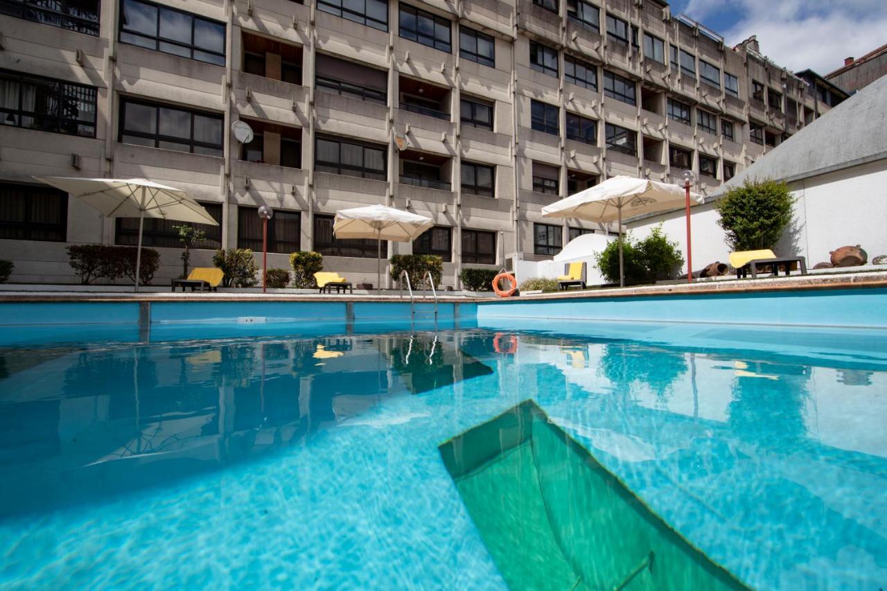 Eurostars Araguaney Hotel Santiago de Compostela Luaran gambar The swimming pool at the hotel