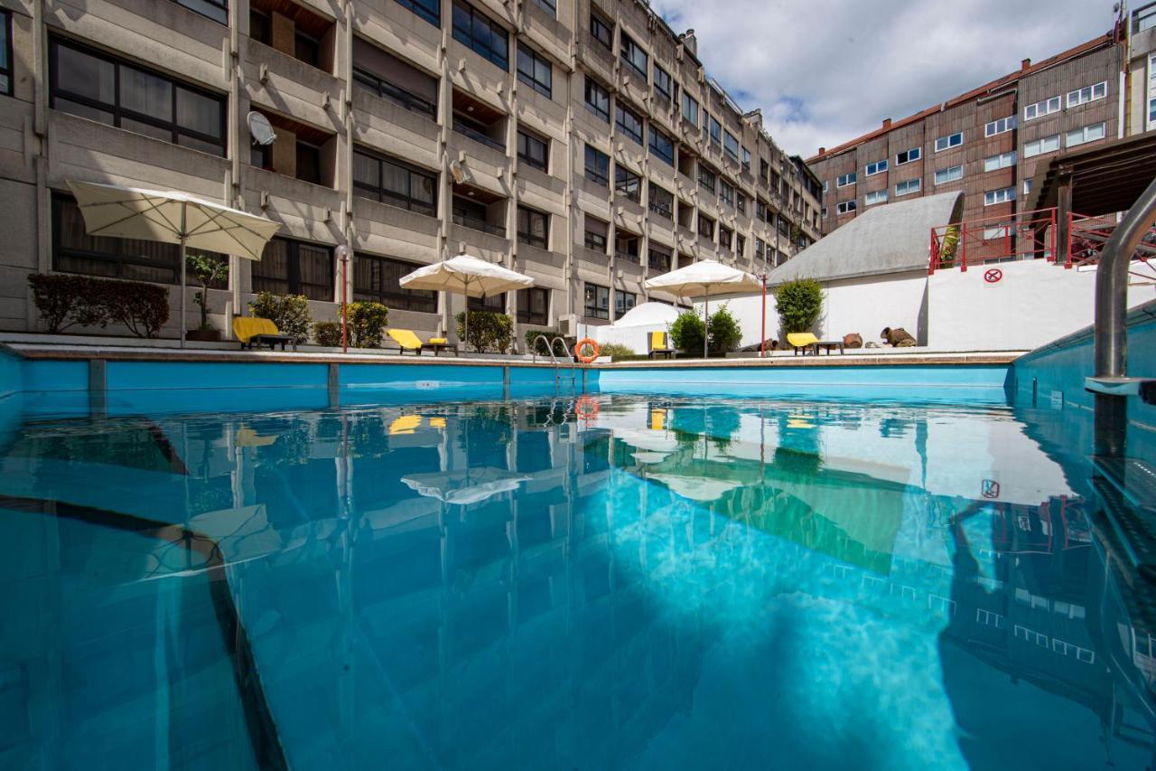 Eurostars Araguaney Hotel Santiago de Compostela Luaran gambar The swimming pool at the hotel