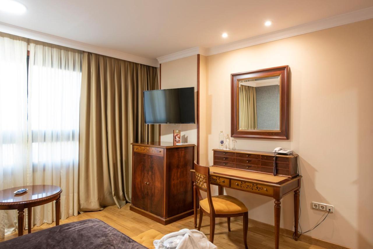 Eurostars Araguaney Hotel Santiago de Compostela Luaran gambar A dressing table