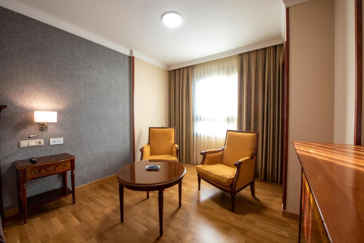 Eurostars Araguaney Hotel Santiago de Compostela Luaran gambar A room at the hotel