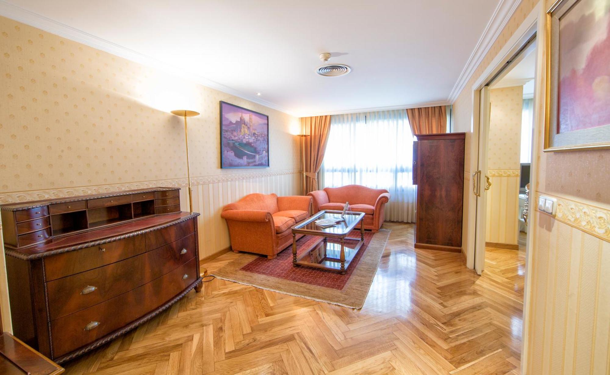 Eurostars Araguaney Hotel Santiago de Compostela Bilik gambar A living room in a hotel suite