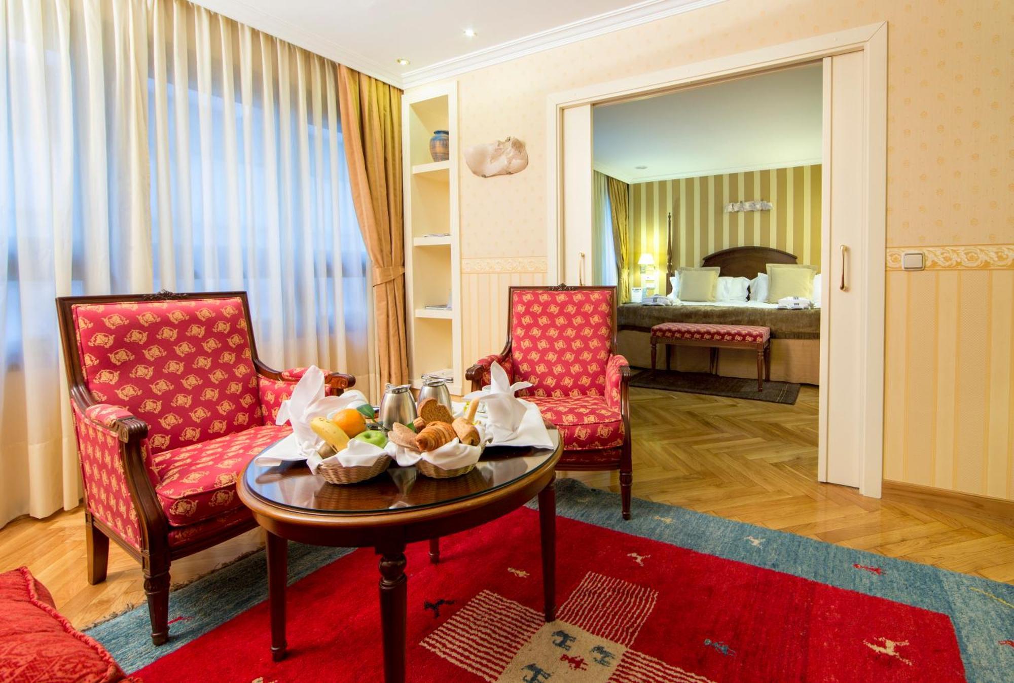 Eurostars Araguaney Hotel Santiago de Compostela Bilik gambar A suite at the Hotel de France